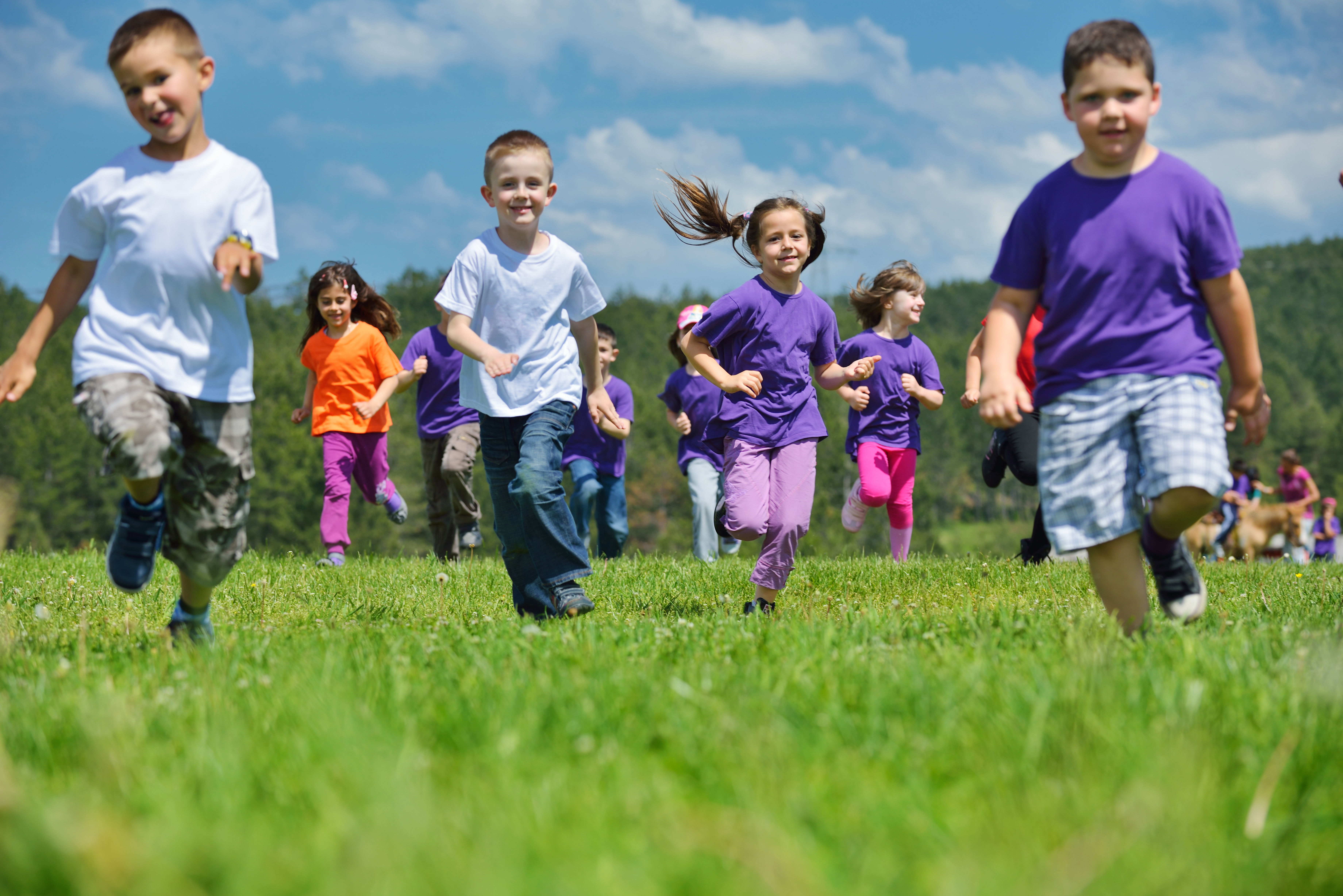 Nature play. Счастливый ребенок. Дети бегут. Дети и природа. Радостные дети.